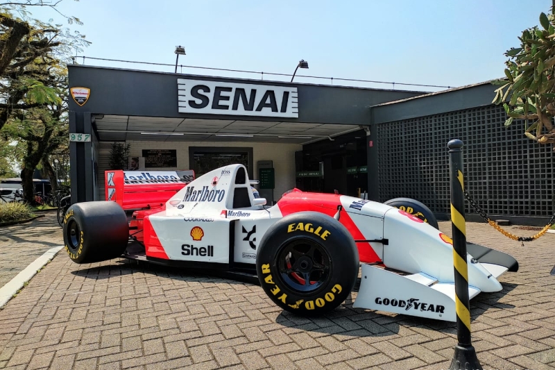 Réplica do F1 utilizado por Ayrton Senna em 1993, acoplado a um robô. será exposta no estande da FIESC (foto: divulgação)