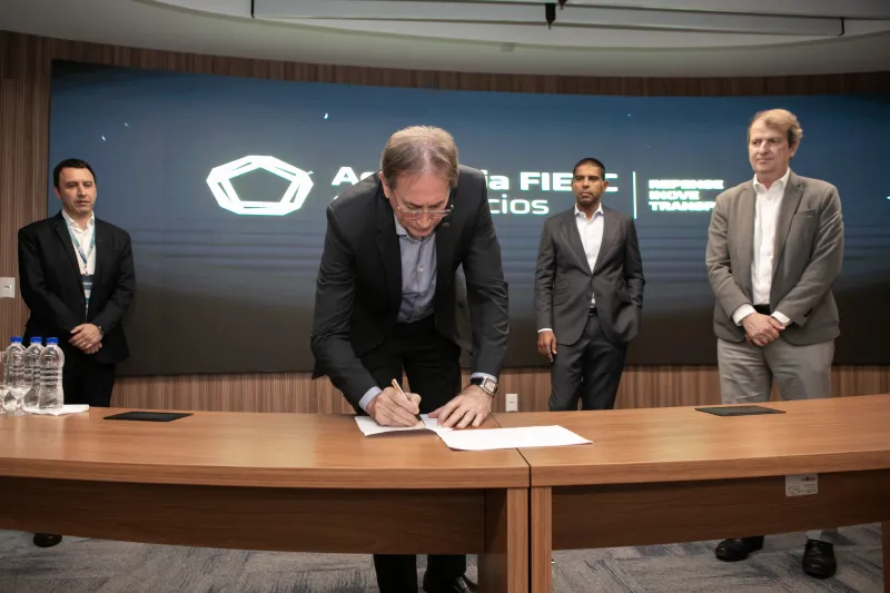 Presidente da FIESC, Mario Aguiar, assina termo de cooperação com a escola de negócios Nova. Foto: Filipe Scotti 