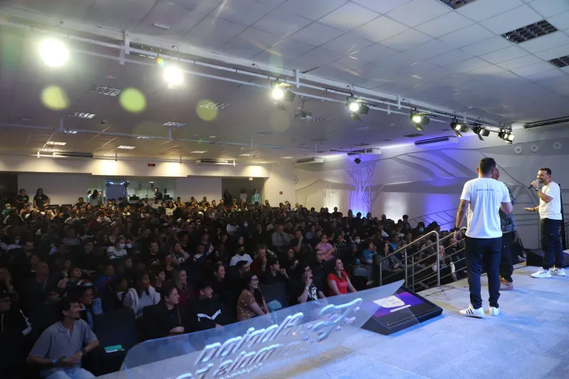 Evento realizado na FIESC teve transmissão para outras oito escolas e para o Capoeirão. Foto: Pedro Perez/PMF