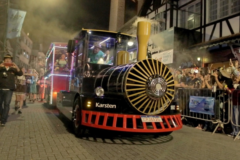 A locomotiva Makuka desfilou na abertura da Oktoberfest (foto: divulgação Karsten)