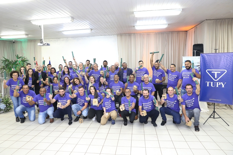 Solenidade realizada na Tupy, com 105 formandos, sendo 61 colaboradores da companhia. Foto: Divulgação/Tupy