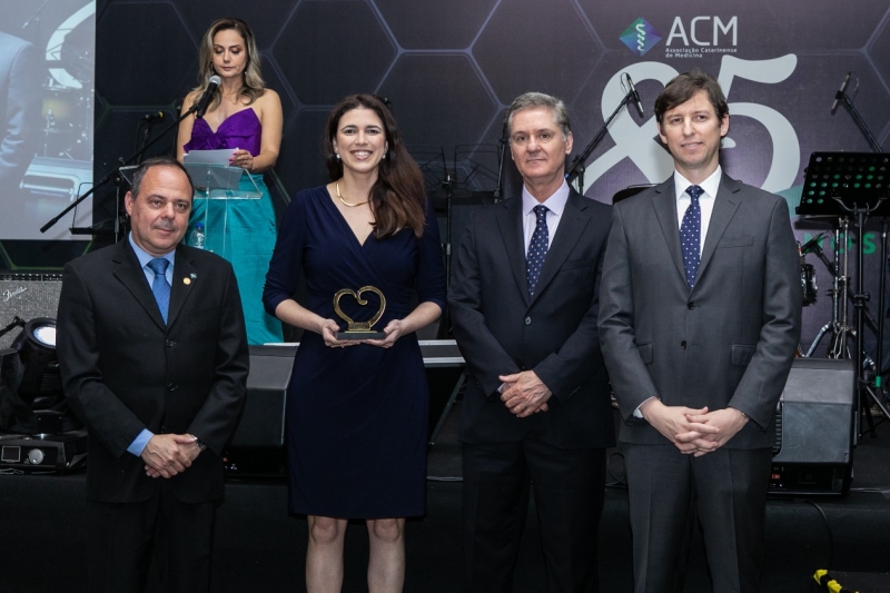 Em nome do SESI, a gerente-executiva de saúde e segurança, Sendi Lopes, recebeu o troféu da ACM.