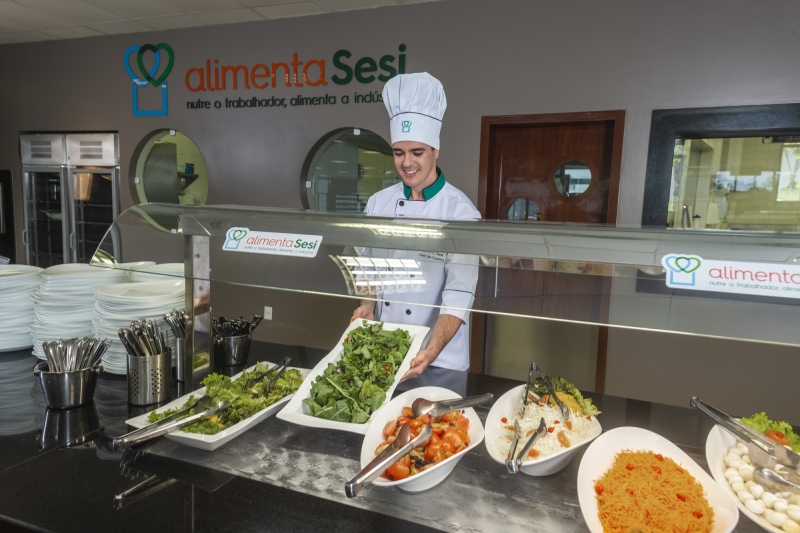 Campanhas nos restaurantes corporativos orientam trabalhadores da indústria sobre uma alimentação mais saudável. Foto: Divulgação/SESI