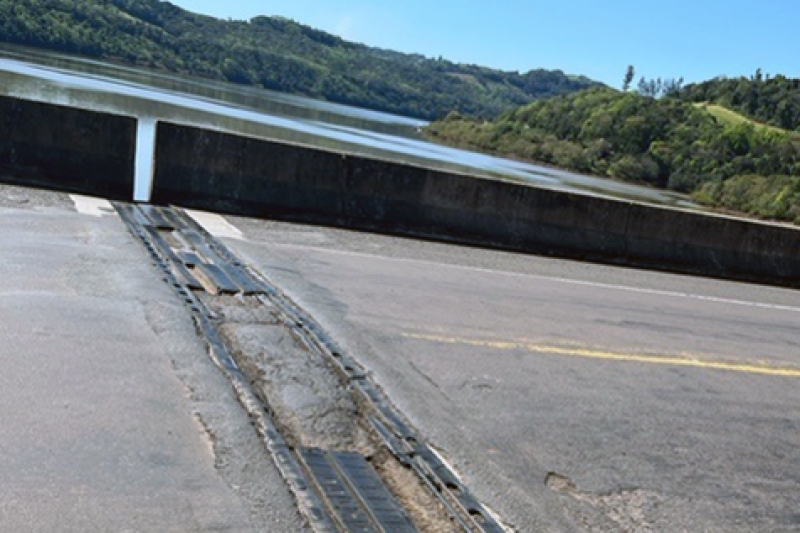 Irregularidades nas juntas de dilatação na ponte sobre o rio Uruguai, na BR-153, em Concórdia (foto: Ricardo Saporiti)