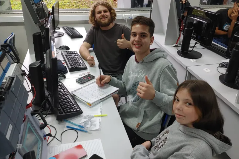 Alunos do SENAI em Videira durante a realização do desafio