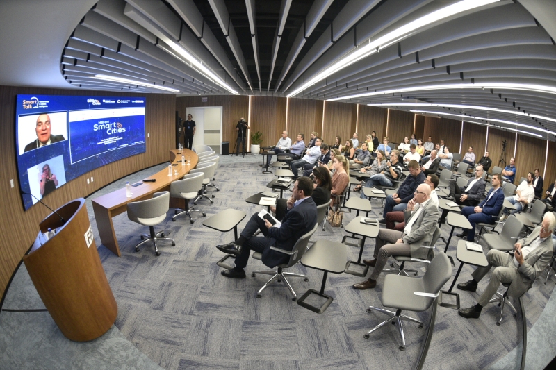 Evento na FIESC contou com mesa redonda que debateu iniciativas voltadas às cidades inteligentes. Foto: Fabricio Almeida