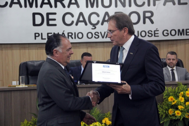 Presidente da FIESC, Mario Aguiar (dir.), cumprimenta o industrial Gilberto Seleme (foto: Jorge Tadeu)