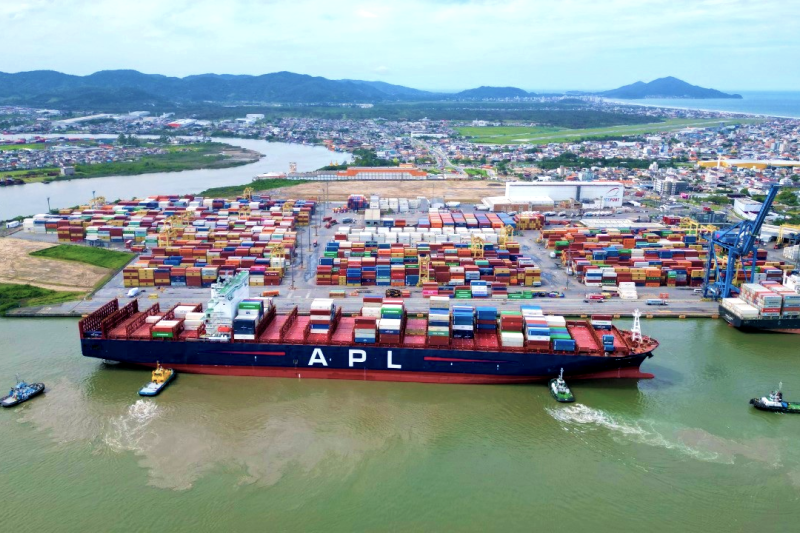 Navio tem 45,20m de largura e capacidade para 10.960 TEUs. Foto: Divulgação/Portonave