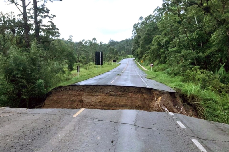 BR 280 foi totalmente interrompida em seu km 96, no Planalto Norte de SC (foto: PRF)