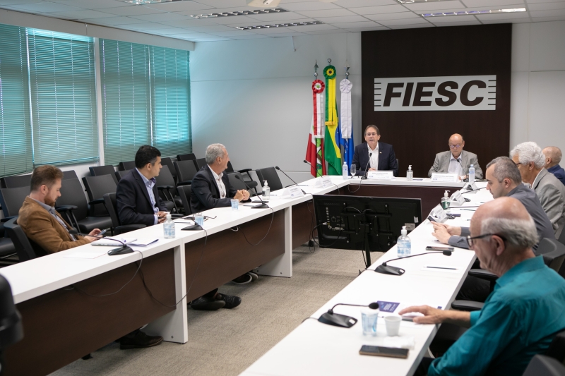“A melhoria da infraestrutura de transporte oferece segurança aos usuários e melhora a eficiência da economia”, afirma o presidente da FIESC, Mario Cezar de Aguiar (centro a esquerda) - foto: Filipe Scotti