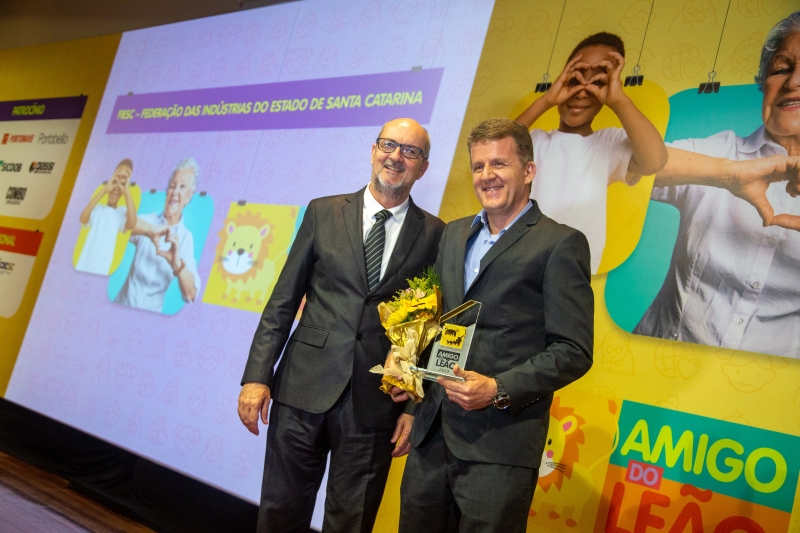 Sandro Volpato (d), gerente de responsabilidade social da FIESC, recebe o prêmio. Foto: Cristiano Prim