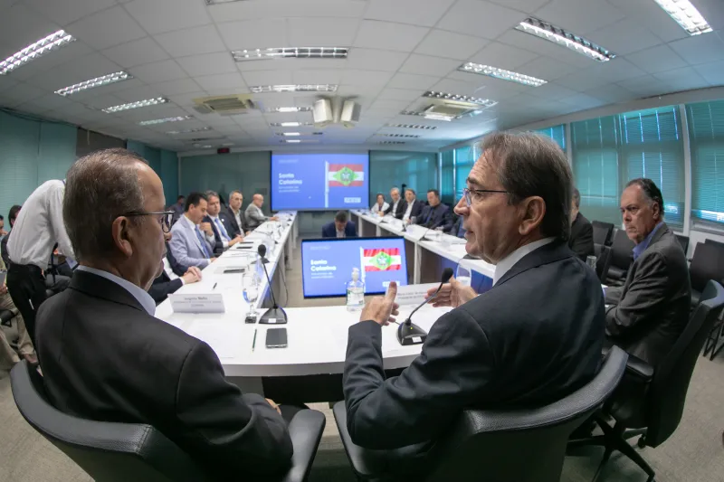 Governador e secretários de Estado participaram do encontro com lideranças industriais, na FIESC (foto: Filipe Scotti)