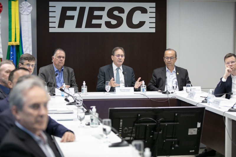 Governador e secretários de Estado participaram do encontro com lideranças industriais, na FIESC (foto: Filipe Scotti)