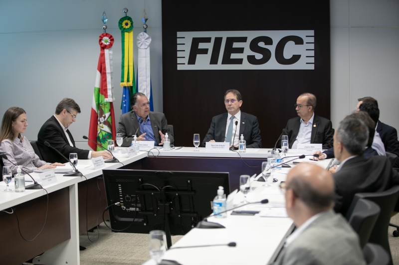 Governador e secretários de Estado participaram do encontro com lideranças industriais, na FIESC (foto: Filipe Scotti)