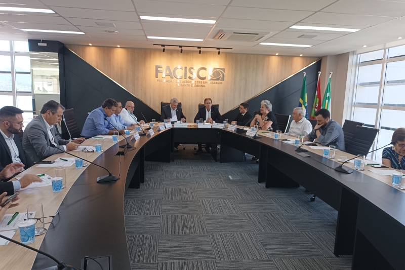 Reunião foi realizada na FACISC, em Florianópolis