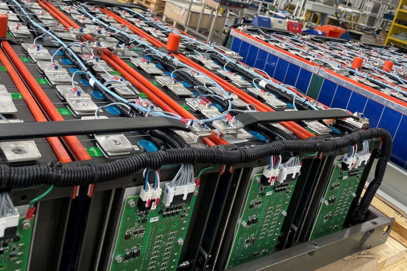 WEG investe para aumentar capacidade de produção de packs de baterias no Brasil