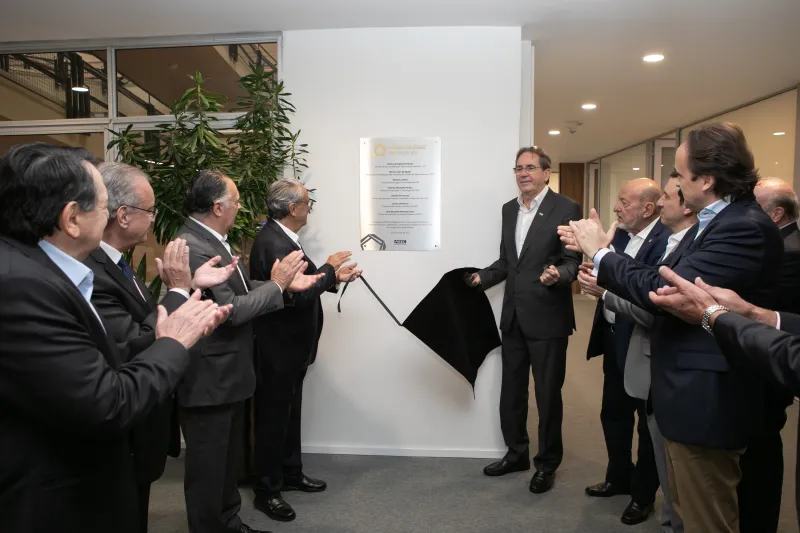 Ao centro, Braga de Andrade e Aguiar descerraram a placa inaugural da Academia FIESC de Negócios (foto: Filipe Scotti)