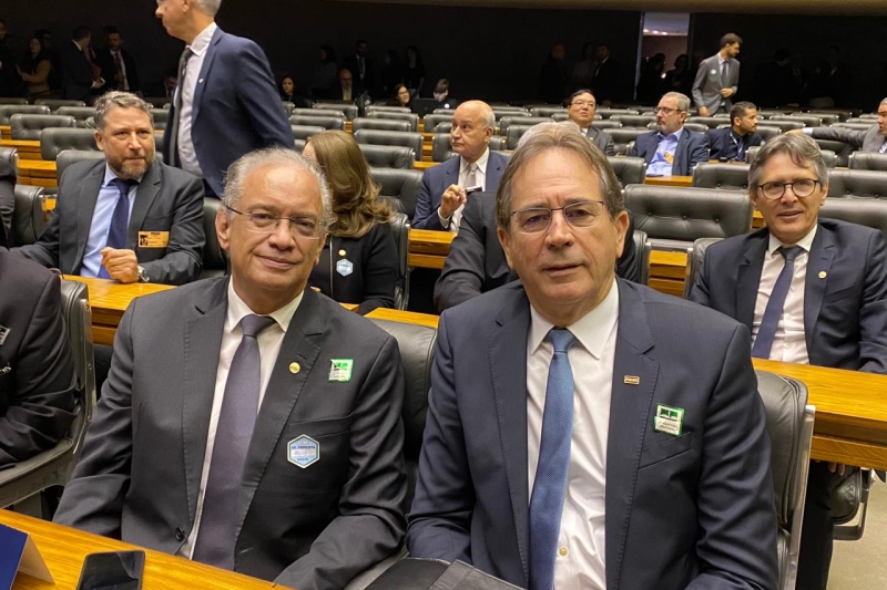 Os presidentes da FIESC, Mario Cezar de Aguiar (à dir.), e da FIEP, Carlos Valter Martins Pedro, na reunião no Congresso Nacional
