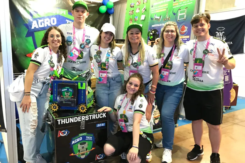 Equipe Agrotech, de Concórdia, e o robô de duas garras