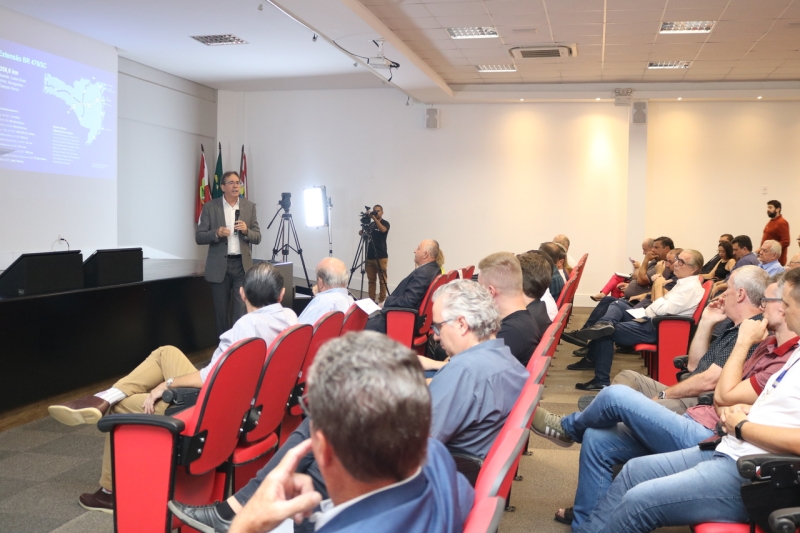 Presidente da FIESC, Mario Cezar de Aguiar, durante apresentação em Blumenau (foto: Dâmi Radin)