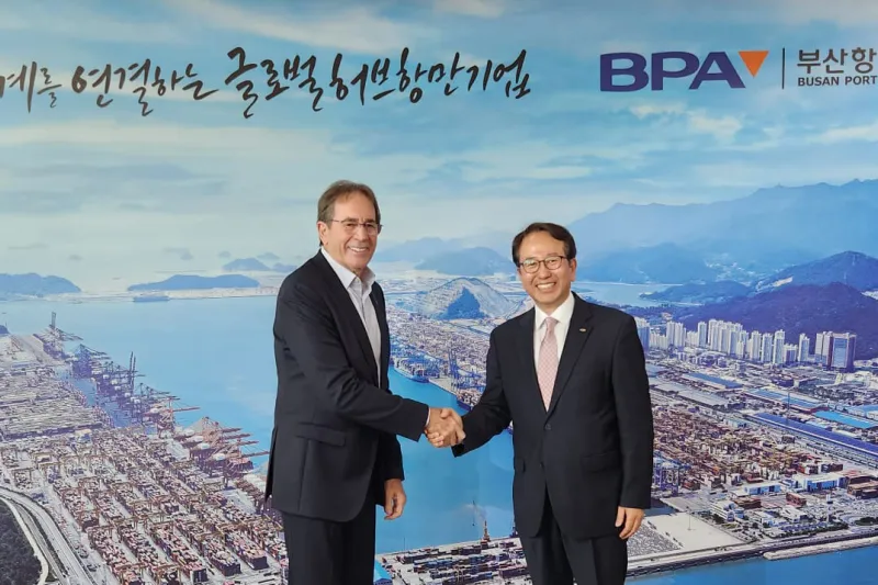 Presidente da FIESC, Mario Cezar de Aguiar (esq.), e o CEO do Porto de Busan, Kang, Joon-suk
