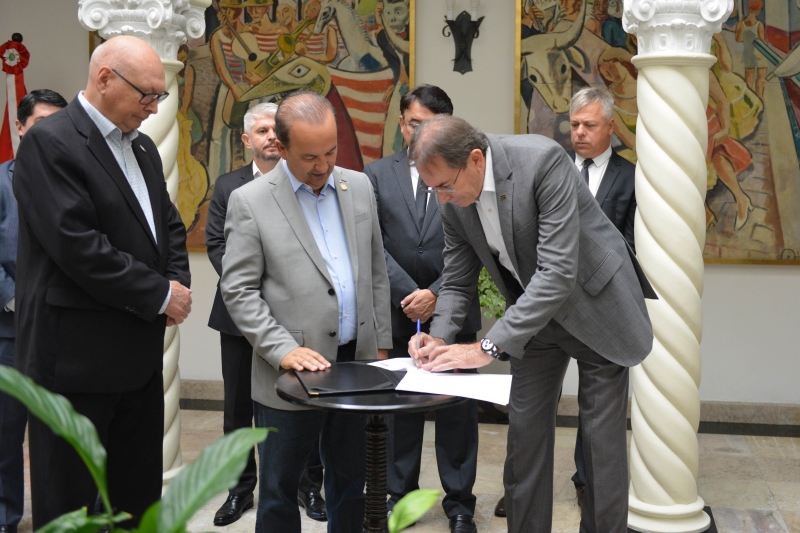 Aguiar (d), o governador Jorginho Mello e o secretário Aristides Cimadon assinam o termo de cooperação. Foto: Eduardo Valente
