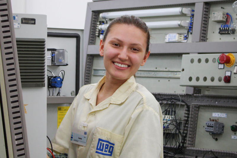 Lara Dalmônico é jovem aprendiz da WEG e está cursando engenharia elétrica. Foto: Divulgação/WEG