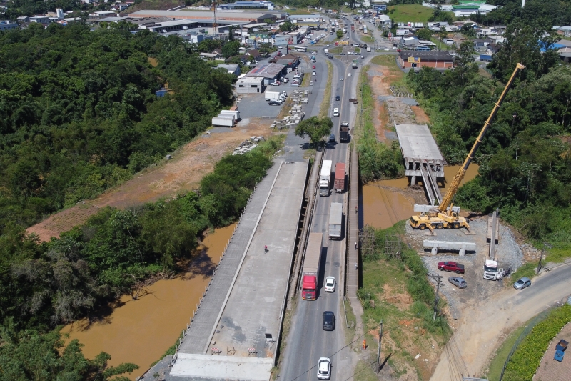 Vista das obras sobre o Rio Benedito, no KM 68,3, da BR-470