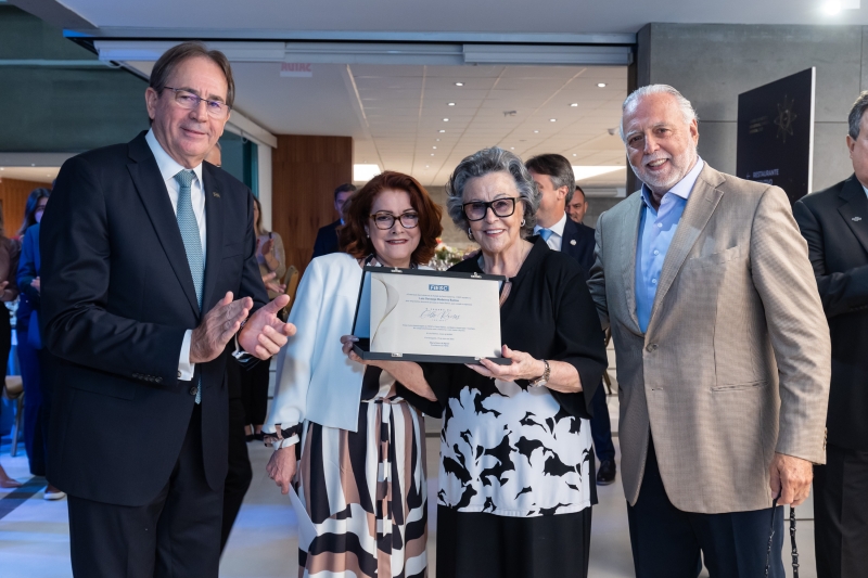 Aguiar entregou placa de agradecimento aos familiares de Celso Ramos; na foto, a filha Maria Helena Ramos Gomes e os netos Clisse Ramos e César Gomes Júnior (foto: Fernando Willadino)