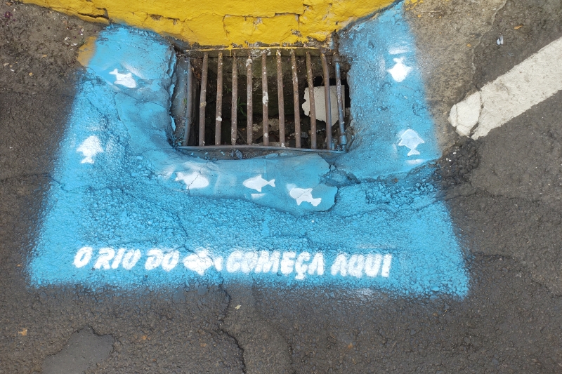 Em uma das ações, alunos pintaram em bueiros mensagens lembrando a conexão com o Rio do Peixe  