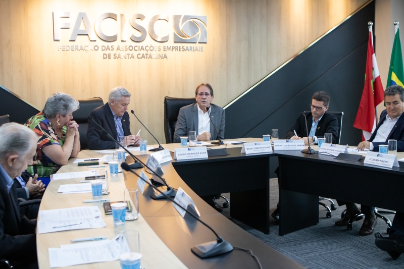 Presidentes e diretores das federações empresariais também discutiram a reforma tributária (foto: Ivonei Fazzioni)