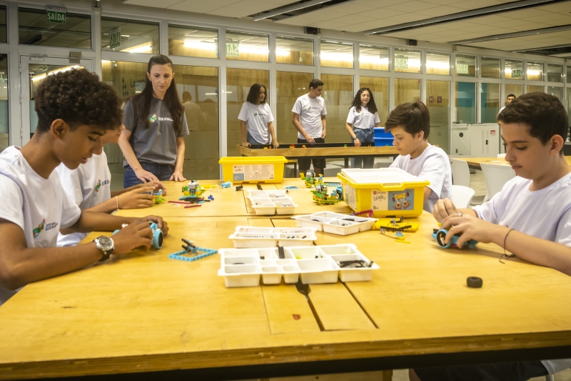 Robótica é uma das atividades oferecidas aos estudantes da Escola SESI. Foto: Divulgação/SESI