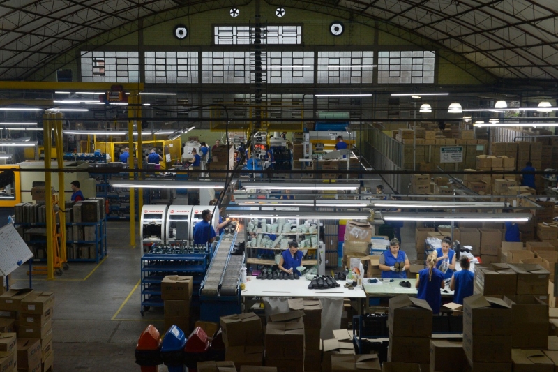 Costureiras e operadores de máquinas são os postos com mais vagas no setor de vestuário. Foto: Divulgação CNI