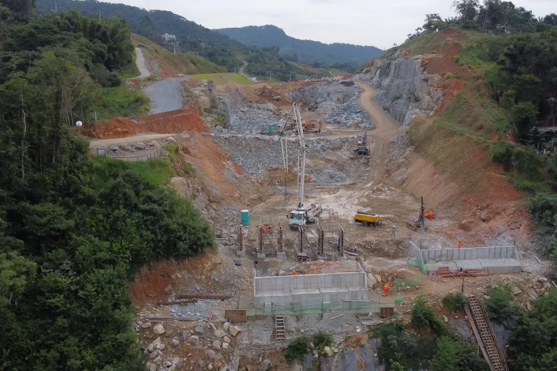 Corte em rochas no acesso ao túnel 03 no km 225. Foto: Saporiti Engenharia