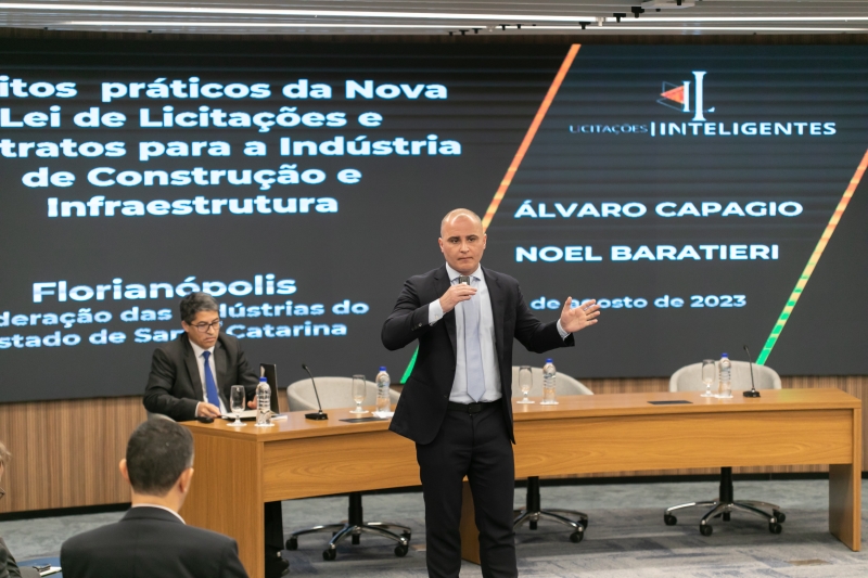 Os especialistas Noel Baratieri (sentado à mesa) e Álvaro Capagio abordaram a lei de licitações em reunião na FIESC (foto: Filipe Scotti)