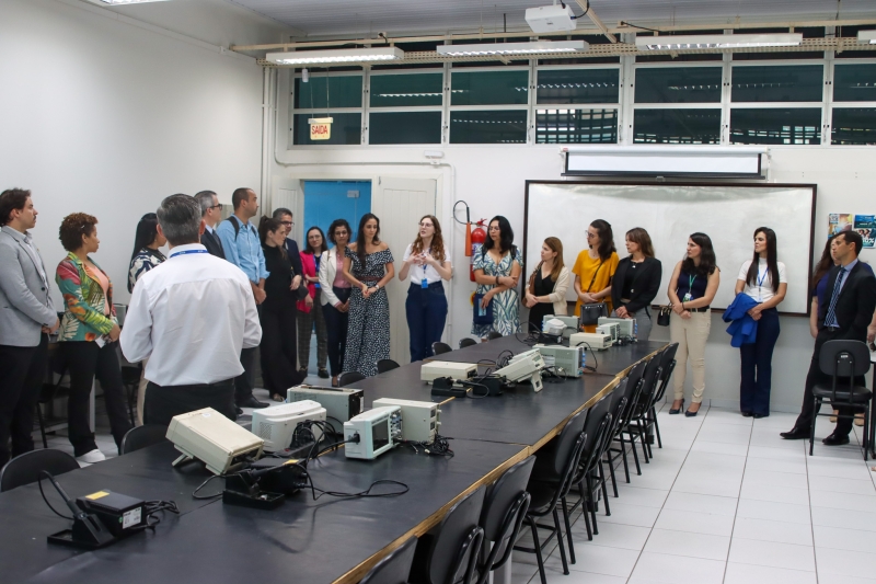 Equipe conheceu laboratórios do SENAI usados na qualificação do jovens que participam do programa. Foto: Ellen Ramos