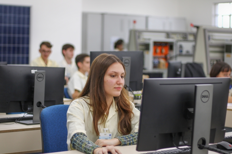 SENAI atende com cursos técnicos 14,4 mil jovens aprendizes. Foto: Divulgação/WEG