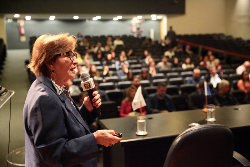 Maria Teresa Bustamante durante palestra na ALESC (foto: Solon Soares/Agência AL)