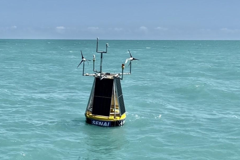 O equipamento é uma Boia que capta remotamente dados sobre os ventos e os mares. Um sistema ligado a Boia também é capaz de computar os dados de forma automática.