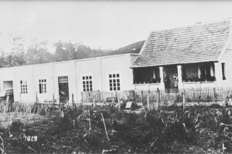 A primeira fábrica da Teka, construída pelo imigrante alemão Paul Fritz Kuehnrich, no terreno residencial da família, na década de 1920 (divulgação Teka)