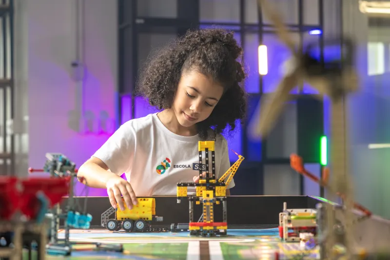 Estudante do SESI em Itajaí em atividade prática, aplicando conceitos da abordagem STEAM (foto: divulgação SESI Itajaí)