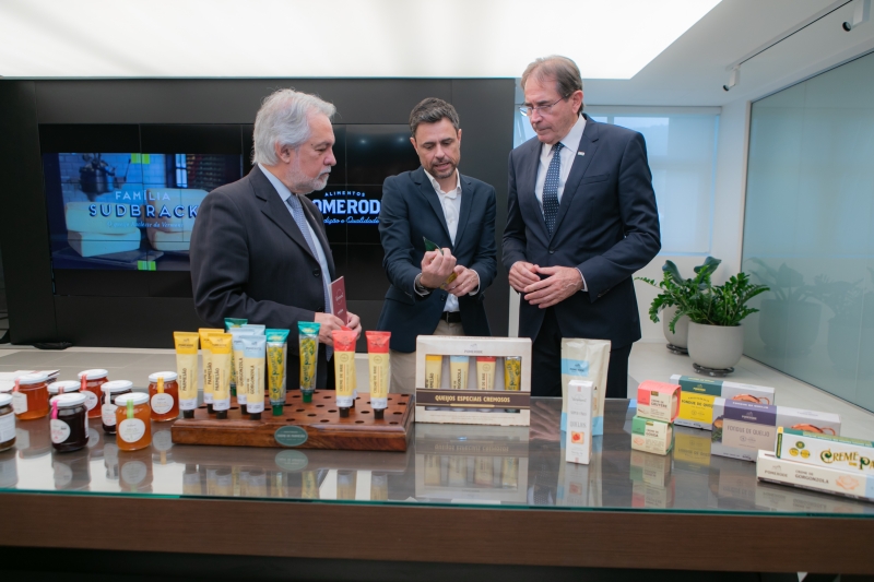 Juliano Mendes (c) mostra alguns dos produtos ao presidente da FIESC, Mario Aguiar, e ao presidente do TJSC, João Henrique Blasi. Foto: Filipe Scotti