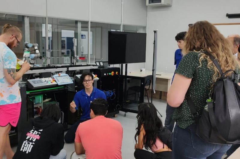 Em Joinville, estudantes conhecerem o laboratório do programa SENAI + Digital, com recursos voltados à indústria 4.0 