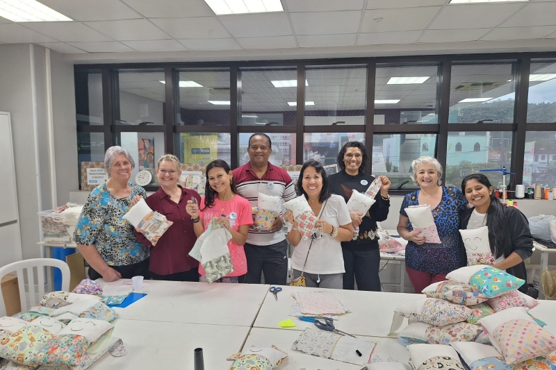 Voluntários que confeccionaram as peças doadas ao hospital em Joinville. Foto: Divulgação/Döhler