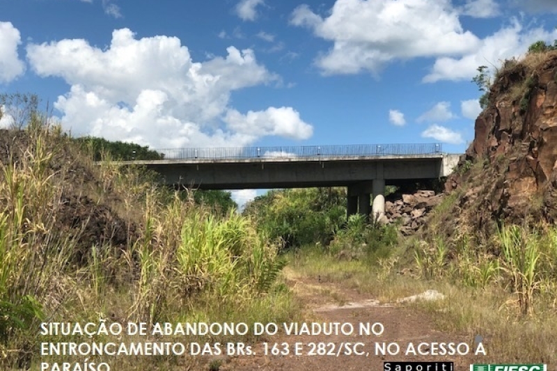 Viaduto abandonado no entroncamento das BRs 163 e 282, no acesso a Paraíso (foto: Ricardo Saporiti)