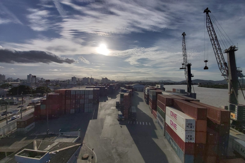 Porto de Itajaí prevê voltar operar contêiner no início de 2024, diz superintendente