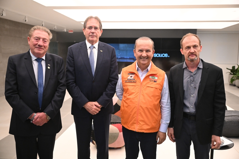 Astor Kist (e), VP da FIESC; presidente da FIESC, Mario Aguiar; governador Jorginho Mello e Claudio Frank. Foto: Eduardo Valente 