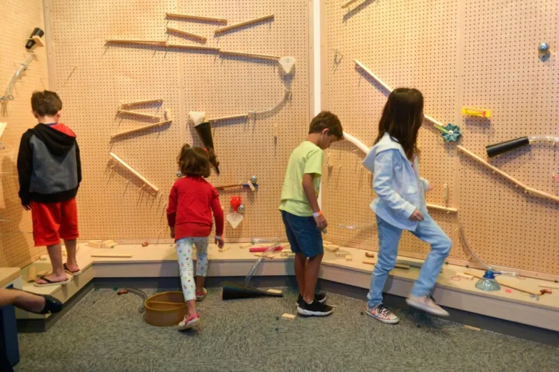 Engenhoca de bolinhas é uma das atrações do SESI Lab. Foto: Divulgação/SESI