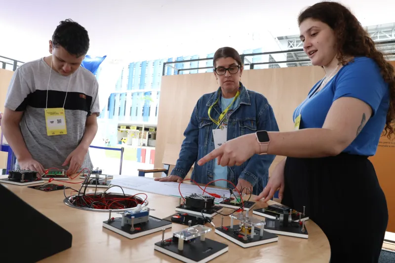 Bancadas de circuitos “Faça funcionar”. Foto: André Kopsch