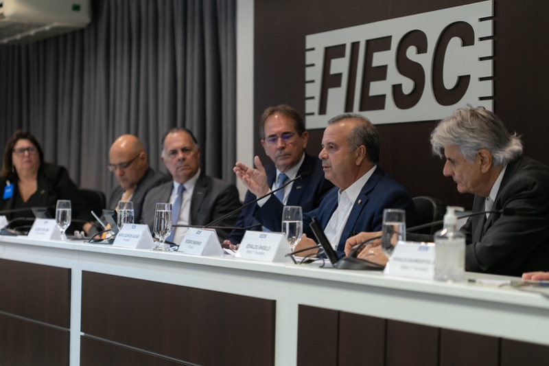Contas públicas preocupam, diz senador Marinho, na FIESC